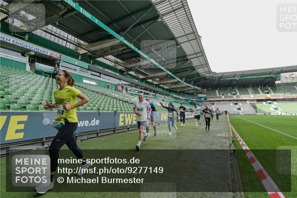 05.10.2025 - 20. swb-Marathon Bremen Michael Burmester http://msf.ph/oto/9277149 05.10.2025 10:28:31 Laufen im Stadion 1138, 7414, 9200, 9206, 9207, 9216, 9222, 9223, 9244, 9293, 9298, 9366, 9377, 9397, 9404, 9406, 9413, 9562, 9665, 9706, 9810, 9955, 10047, 10109, 10131, 10177, 10211, 10266, 10268, 10303, 10319, 10350, 10382, 10428, 10509, 10519, 10661, 10667, 10688, 10789, 10850, 10858, 10875, 10931, 10953, 10973, 11104, 11189, 11244, 11248, 11268, 11327, 11330, 11357, 11498, 11513, 11561, 11573, 11579, 11628, 11705, 9397, 9546, 10452, 10637, 10676, 11167 meine-sportfotos.de