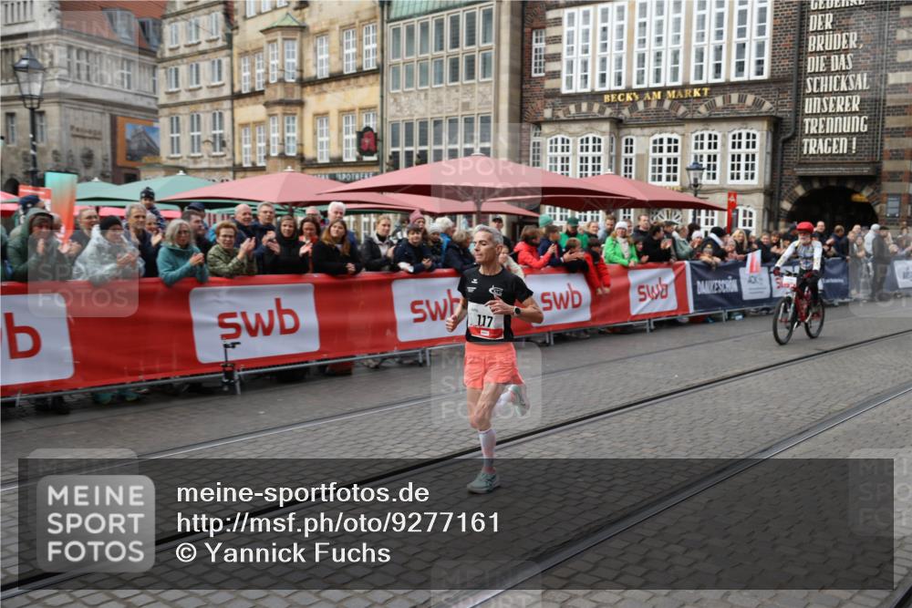 05.10.2025 - 20. swb-Marathon Bremen Yannick Fuchs http://msf.ph/oto/9277161 05.10.2025 12:38:55 Ziel 117, 1351 meine-sportfotos.de