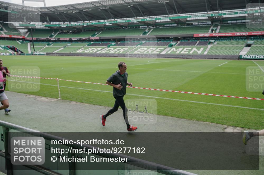 05.10.2025 - 20. swb-Marathon Bremen Michael Burmester http://msf.ph/oto/9277162 05.10.2025 12:56:00 Laufen im Stadion 78, 240, 325, 760, 830, 901, 984, 989, 1261, 1326, 1490, 1531, 1774, 1825, 1910, 1931, 2134, 2149, 2162, 2459, 2490, 2605, 2716, 2884, 2942, 3074, 3161, 3515, 3519, 3612, 3749, 3838, 3944, 4052, 4079, 4116, 4149, 4195, 4212, 4288, 4432, 4456, 4485, 4796, 4853, 5093, 5152, 5177, 5289, 5370, 5469, 5484, 5490, 5554, 5615, 5691, 5719, 5833, 5907, 6048, 6070, 6106, 6176, 6276, 6441, 6515, 6570, 6615, 6689, 6744, 6797, 6820, 6937, 7292, 7920, 8060, 8144, 8222, 6527 meine-sportfotos.de