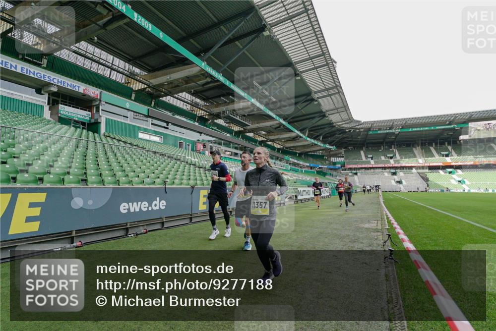 05.10.2025 - 20. swb-Marathon Bremen Michael Burmester http://msf.ph/oto/9277188 05.10.2025 10:28:34 Laufen im Stadion 1138, 7414, 9200, 9206, 9207, 9216, 9222, 9223, 9244, 9293, 9298, 9366, 9377, 9404, 9406, 9413, 9562, 9665, 9706, 9810, 9955, 10047, 10062, 10109, 10131, 10177, 10211, 10266, 10268, 10303, 10319, 10350, 10382, 10428, 10509, 10519, 10667, 10688, 10789, 10850, 10858, 10875, 10888, 10931, 10953, 10973, 11104, 11189, 11244, 11248, 11268, 11327, 11330, 11357, 11498, 11513, 11561, 11573, 11579, 11628, 11705, 9397, 9546, 10452, 10637, 10661, 10676, 11167 meine-sportfotos.de