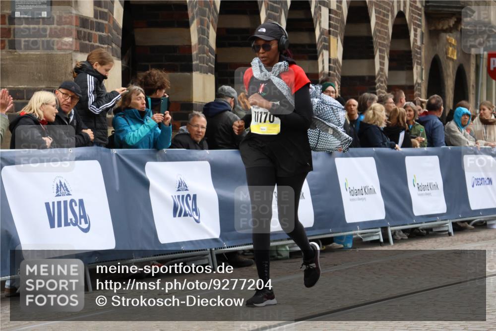 05.10.2025 - 20. swb-Marathon Bremen Strokosch-Dieckow http://msf.ph/oto/9277204 05.10.2025 11:13:04 Ziel 10041, 11170, 11494 meine-sportfotos.de