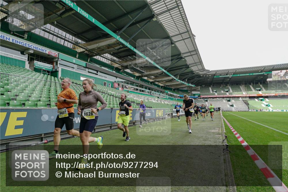 05.10.2025 - 20. swb-Marathon Bremen Michael Burmester http://msf.ph/oto/9277294 05.10.2025 10:29:05 Laufen im Stadion 9218, 9298, 9404, 9428, 9478, 9555, 9556, 9562, 9626, 9627, 9641, 9693, 9696, 9706, 9729, 9810, 9924, 9929, 9958, 9969, 9986, 10062, 10073, 10089, 10109, 10131, 10303, 10381, 10519, 10601, 10715, 10723, 10733, 10789, 10799, 10875, 10888, 10929, 10931, 10973, 11005, 11057, 11119, 11187, 11248, 11292, 11330, 11357, 11561, 11573, 11637, 7414, 9200, 9206, 9207, 9216, 9222, 9223, 9244, 9293, 9366, 9377, 9406, 9665, 9955, 10047, 10211, 10266, 10268, 10303 meine-sportfotos.de