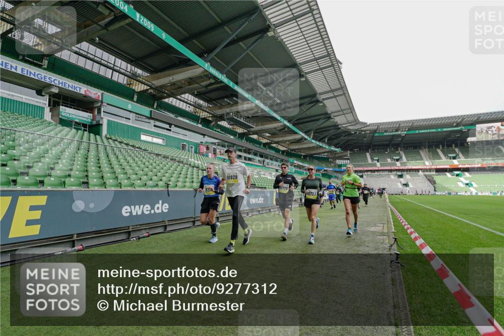 05.10.2025 - 20. swb-Marathon Bremen Michael Burmester http://msf.ph/oto/9277312 05.10.2025 10:29:09 Laufen im Stadion 8787, 9218, 9298, 9404, 9428, 9478, 9555, 9556, 9562, 9626, 9627, 9641, 9674, 9693, 9696, 9706, 9729, 9810, 9924, 9929, 9958, 9969, 9986, 10062, 10073, 10089, 10109, 10131, 10381, 10519, 10601, 10685, 10715, 10723, 10733, 10799, 10875, 10888, 10929, 10931, 10951, 10973, 11005, 11057, 11119, 11187, 11248, 11288, 11292, 11330, 11357, 11561, 11573, 11637, 9200, 9206, 9207, 9216, 9222, 9223, 9293, 9298, 9366, 9377, 9406, 9665, 9955, 10047, 10266, 10268, 10303 meine-sportfotos.de