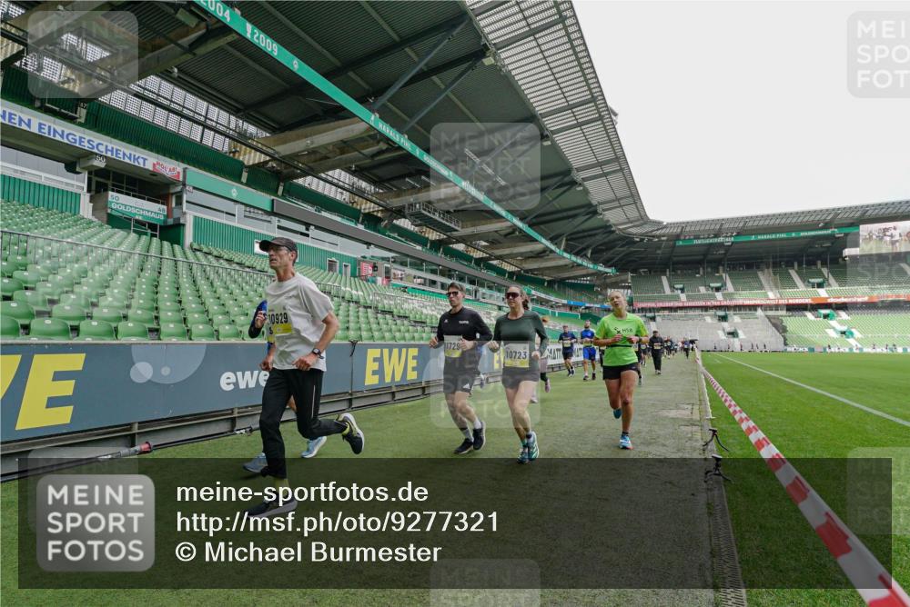05.10.2025 - 20. swb-Marathon Bremen Michael Burmester http://msf.ph/oto/9277321 05.10.2025 10:29:09 Laufen im Stadion 8787, 9218, 9298, 9404, 9428, 9478, 9555, 9556, 9562, 9626, 9627, 9641, 9674, 9693, 9696, 9706, 9729, 9810, 9924, 9929, 9958, 9969, 9986, 10062, 10073, 10089, 10109, 10131, 10381, 10519, 10601, 10685, 10715, 10723, 10733, 10799, 10875, 10888, 10929, 10931, 10951, 10973, 11005, 11057, 11119, 11187, 11248, 11288, 11292, 11330, 11357, 11561, 11573, 11637, 9200, 9206, 9207, 9216, 9222, 9223, 9293, 9298, 9366, 9377, 9406, 9665, 9955, 10047, 10266, 10268, 10303 meine-sportfotos.de