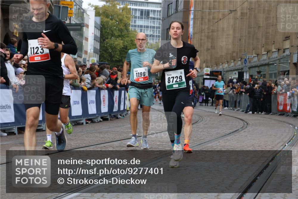 05.10.2025 - 20. swb-Marathon Bremen Strokosch-Dieckow http://msf.ph/oto/9277401 05.10.2025 13:05:04 Ziel 548, 685, 917, 1123, 1196, 1631, 8729 meine-sportfotos.de