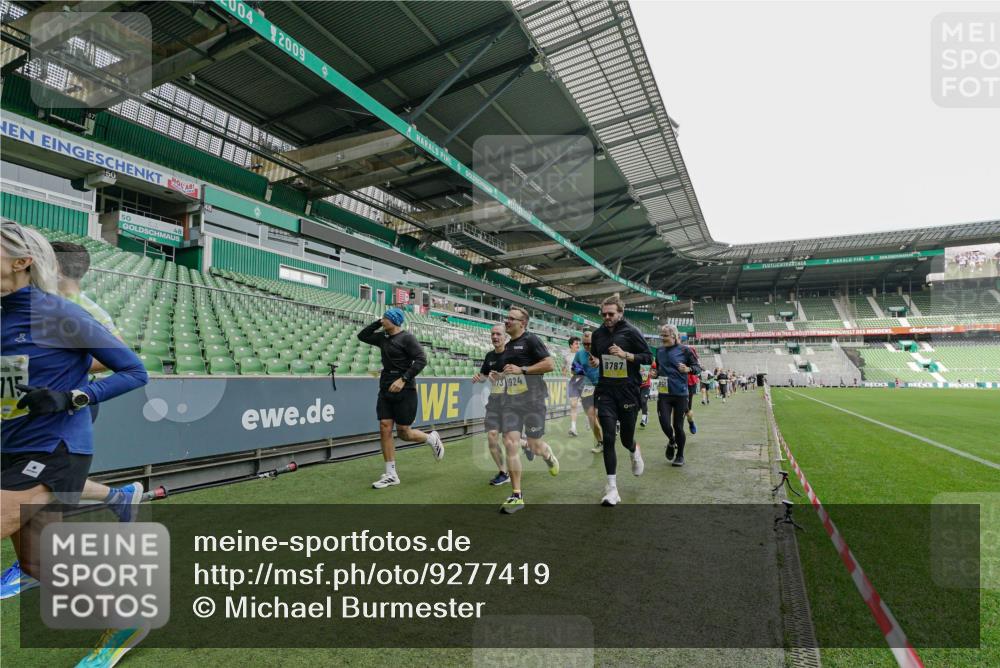 05.10.2025 - 20. swb-Marathon Bremen Michael Burmester http://msf.ph/oto/9277419 05.10.2025 10:29:21 Laufen im Stadion 8787, 9218, 9233, 9385, 9404, 9428, 9437, 9478, 9555, 9556, 9626, 9627, 9630, 9641, 9674, 9689, 9693, 9696, 9704, 9729, 9761, 9889, 9924, 9929, 9958, 9969, 9986, 10062, 10073, 10089, 10131, 10381, 10400, 10601, 10685, 10715, 10723, 10733, 10799, 10868, 10877, 10888, 10929, 10951, 10968, 11005, 11022, 11057, 11119, 11187, 11208, 11288, 11292, 11573, 11637, 9298, 9404, 9406, 9562, 9665, 9706, 9955, 10047, 10109, 10266, 10268, 10303, 10519, 10875, 10931 meine-sportfotos.de
