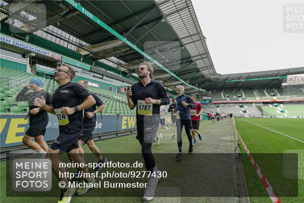 05.10.2025 - 20. swb-Marathon Bremen Michael Burmester http://msf.ph/oto/9277430 05.10.2025 10:29:22 Laufen im Stadion 8787, 9218, 9233, 9385, 9428, 9437, 9478, 9555, 9556, 9583, 9626, 9627, 9630, 9641, 9674, 9689, 9693, 9696, 9704, 9729, 9761, 9889, 9924, 9929, 9958, 9969, 9986, 10062, 10073, 10089, 10381, 10400, 10601, 10685, 10715, 10723, 10733, 10799, 10868, 10877, 10888, 10929, 10951, 10968, 11005, 11022, 11057, 11119, 11187, 11208, 11288, 11292, 11573, 11637, 9298, 9404, 9406, 9562, 9665, 9706, 9955, 10109, 10266, 10268, 10303, 10519, 10875, 10931 meine-sportfotos.de
