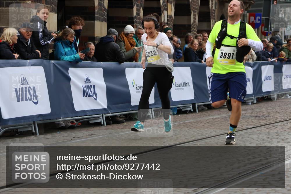05.10.2025 - 20. swb-Marathon Bremen Strokosch-Dieckow http://msf.ph/oto/9277442 05.10.2025 11:13:15 Ziel 9891, 11332 meine-sportfotos.de