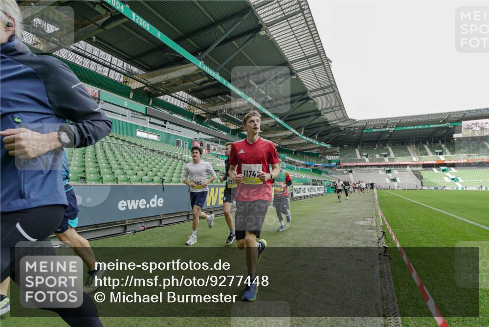 05.10.2025 - 20. swb-Marathon Bremen Michael Burmester http://msf.ph/oto/9277448 05.10.2025 10:29:23 Laufen im Stadion 8787, 9218, 9233, 9385, 9428, 9437, 9478, 9555, 9556, 9583, 9626, 9627, 9630, 9641, 9674, 9689, 9693, 9696, 9704, 9729, 9761, 9889, 9924, 9929, 9958, 9969, 9986, 10062, 10073, 10089, 10381, 10400, 10601, 10685, 10715, 10723, 10733, 10799, 10868, 10877, 10888, 10929, 10951, 10968, 11005, 11022, 11057, 11119, 11187, 11208, 11288, 11292, 11573, 11637, 9298, 9404, 9562, 9665, 9706, 9955, 10109, 10268, 10303, 10519, 10875, 10931 meine-sportfotos.de