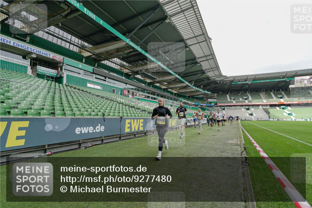 05.10.2025 - 20. swb-Marathon Bremen Michael Burmester http://msf.ph/oto/9277480 05.10.2025 10:29:30 Laufen im Stadion 8787, 8866, 9014, 9218, 9233, 9369, 9385, 9428, 9437, 9478, 9485, 9555, 9556, 9583, 9626, 9627, 9630, 9641, 9674, 9689, 9693, 9696, 9704, 9729, 9740, 9761, 9889, 9924, 9929, 9958, 9969, 9986, 10062, 10073, 10089, 10118, 10170, 10381, 10400, 10534, 10601, 10685, 10715, 10723, 10726, 10733, 10799, 10868, 10877, 10888, 10929, 10932, 10951, 10968, 11005, 11022, 11057, 11119, 11187, 11208, 11288, 11292, 11573, 11637, 9404, 9562, 9706, 10109, 10519, 10875, 10931 meine-sportfotos.de