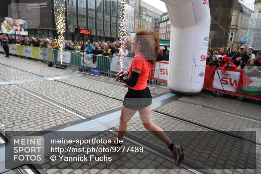 05.10.2025 - 20. swb-Marathon Bremen Yannick Fuchs http://msf.ph/oto/9277489 05.10.2025 12:39:23 Ziel 16 meine-sportfotos.de