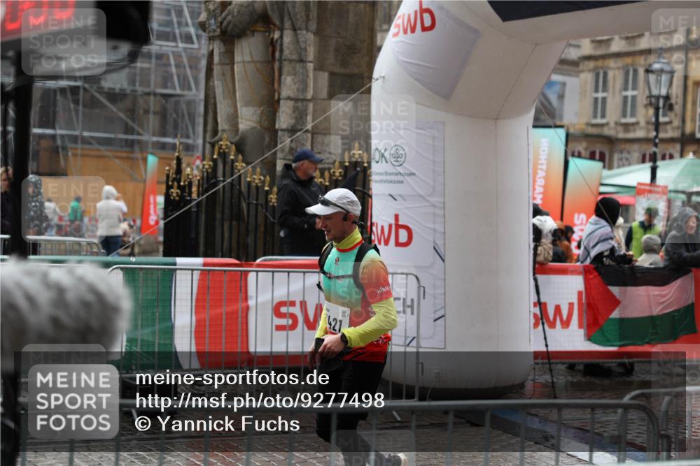 05.10.2025 - 20. swb-Marathon Bremen Yannick Fuchs http://msf.ph/oto/9277498 05.10.2025 14:58:05 Ziel 1421 meine-sportfotos.de