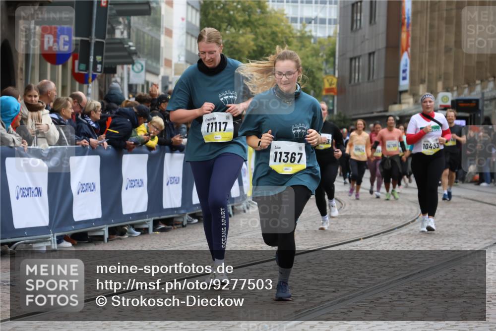 05.10.2025 - 20. swb-Marathon Bremen Strokosch-Dieckow http://msf.ph/oto/9277503 05.10.2025 11:13:25 Ziel 10273, 11117, 11367 meine-sportfotos.de