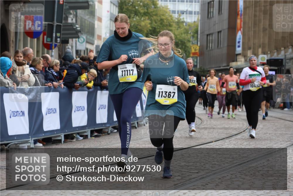 05.10.2025 - 20. swb-Marathon Bremen Strokosch-Dieckow http://msf.ph/oto/9277530 05.10.2025 11:13:25 Ziel 10273, 11117, 11367 meine-sportfotos.de