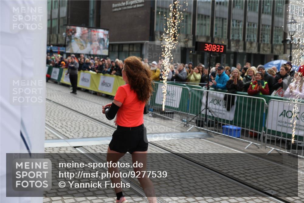 05.10.2025 - 20. swb-Marathon Bremen Yannick Fuchs http://msf.ph/oto/9277539 05.10.2025 12:39:23 Ziel 16 meine-sportfotos.de