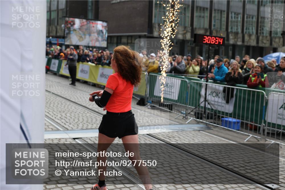 05.10.2025 - 20. swb-Marathon Bremen Yannick Fuchs http://msf.ph/oto/9277550 05.10.2025 12:39:24 Ziel 16 meine-sportfotos.de