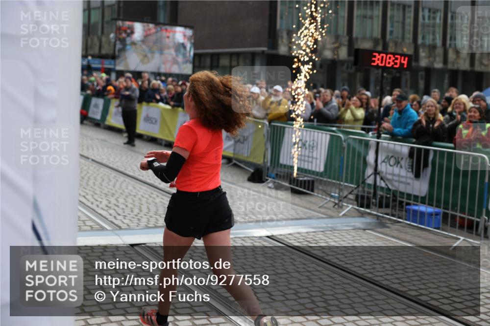05.10.2025 - 20. swb-Marathon Bremen Yannick Fuchs http://msf.ph/oto/9277558 05.10.2025 12:39:24 Ziel 16 meine-sportfotos.de