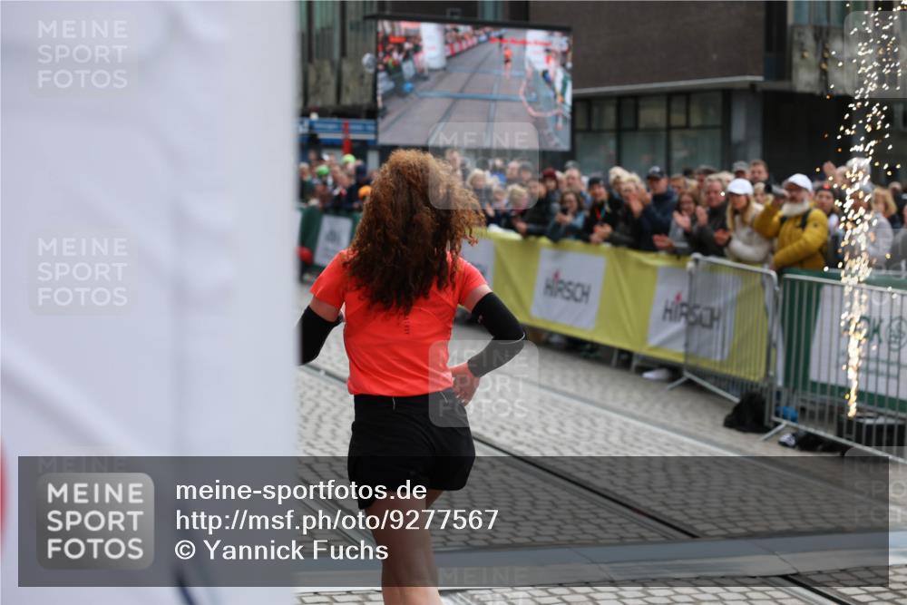 05.10.2025 - 20. swb-Marathon Bremen Yannick Fuchs http://msf.ph/oto/9277567 05.10.2025 12:39:24 Ziel 16 meine-sportfotos.de