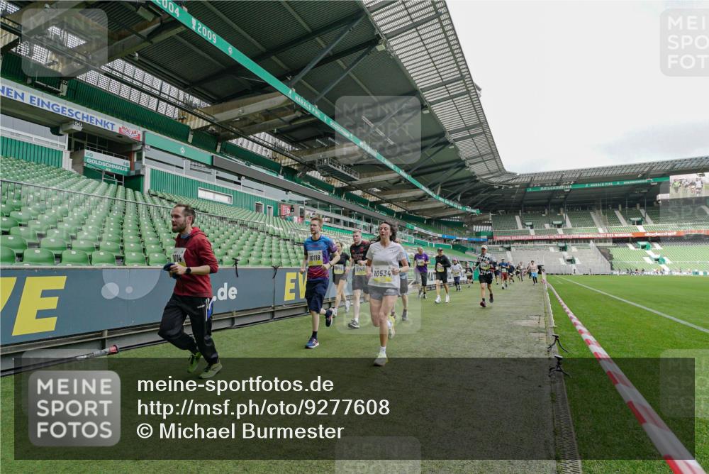 05.10.2025 - 20. swb-Marathon Bremen Michael Burmester http://msf.ph/oto/9277608 05.10.2025 10:29:44 Laufen im Stadion 7202, 8787, 8866, 9014, 9199, 9218, 9233, 9261, 9369, 9385, 9428, 9437, 9452, 9485, 9555, 9556, 9578, 9579, 9583, 9626, 9627, 9630, 9658, 9674, 9689, 9693, 9696, 9704, 9729, 9740, 9761, 9803, 9832, 9889, 9924, 9929, 9958, 9969, 9986, 10073, 10089, 10118, 10170, 10246, 10376, 10400, 10432, 10534, 10601, 10673, 10685, 10715, 10723, 10726, 10733, 10781, 10868, 10877, 10923, 10929, 10932, 10951, 10968, 11005, 11022, 11091, 11119, 11177, 11187, 11208, 11288, 11298 meine-sportfotos.de