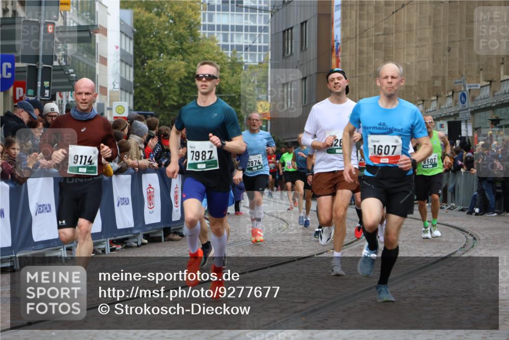 05.10.2025 - 20. swb-Marathon Bremen Strokosch-Dieckow http://msf.ph/oto/9277677 05.10.2025 13:05:21 Ziel 907, 1607, 1641, 2092, 2974, 3819, 4313, 5264, 7831, 7987, 8507, 9114 meine-sportfotos.de