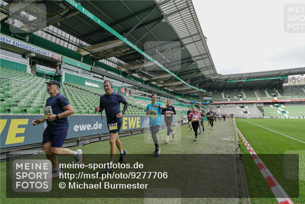 05.10.2025 - 20. swb-Marathon Bremen Michael Burmester http://msf.ph/oto/9277706 05.10.2025 10:29:54 Laufen im Stadion 7202, 8787, 8866, 9014, 9199, 9233, 9255, 9259, 9261, 9369, 9385, 9428, 9435, 9437, 9452, 9485, 9555, 9578, 9579, 9583, 9630, 9658, 9674, 9689, 9696, 9704, 9729, 9740, 9761, 9803, 9832, 9889, 9924, 9929, 9958, 9975, 10022, 10073, 10089, 10118, 10170, 10246, 10376, 10400, 10432, 10443, 10534, 10548, 10601, 10673, 10685, 10715, 10726, 10733, 10781, 10868, 10873, 10877, 10923, 10929, 10932, 10951, 10968, 11005, 11022, 11091, 11177, 11187, 11208, 11288, 11298, 9556 meine-sportfotos.de
