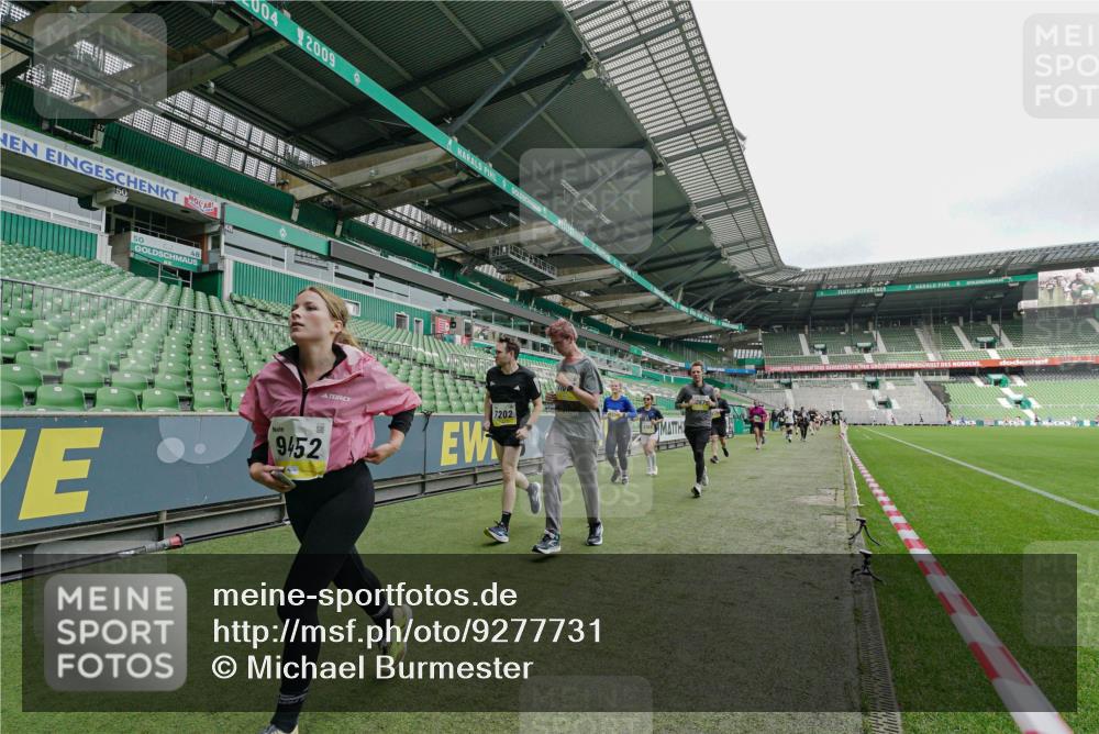 05.10.2025 - 20. swb-Marathon Bremen Michael Burmester http://msf.ph/oto/9277731 05.10.2025 10:29:56 Laufen im Stadion 7202, 8787, 8866, 9014, 9199, 9233, 9255, 9259, 9261, 9369, 9385, 9428, 9435, 9437, 9452, 9485, 9555, 9578, 9579, 9583, 9630, 9658, 9674, 9689, 9696, 9704, 9740, 9761, 9803, 9832, 9889, 9924, 9929, 9958, 9975, 10022, 10073, 10118, 10159, 10170, 10246, 10376, 10400, 10432, 10443, 10534, 10548, 10601, 10673, 10685, 10715, 10726, 10733, 10781, 10868, 10873, 10877, 10923, 10932, 10951, 10968, 11005, 11022, 11091, 11177, 11187, 11208, 11288, 11298, 9556 meine-sportfotos.de