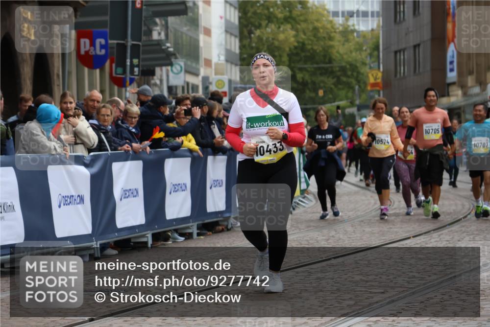 05.10.2025 - 20. swb-Marathon Bremen Strokosch-Dieckow http://msf.ph/oto/9277742 05.10.2025 11:13:32 Ziel 10273, 10433, 11117, 11367 meine-sportfotos.de
