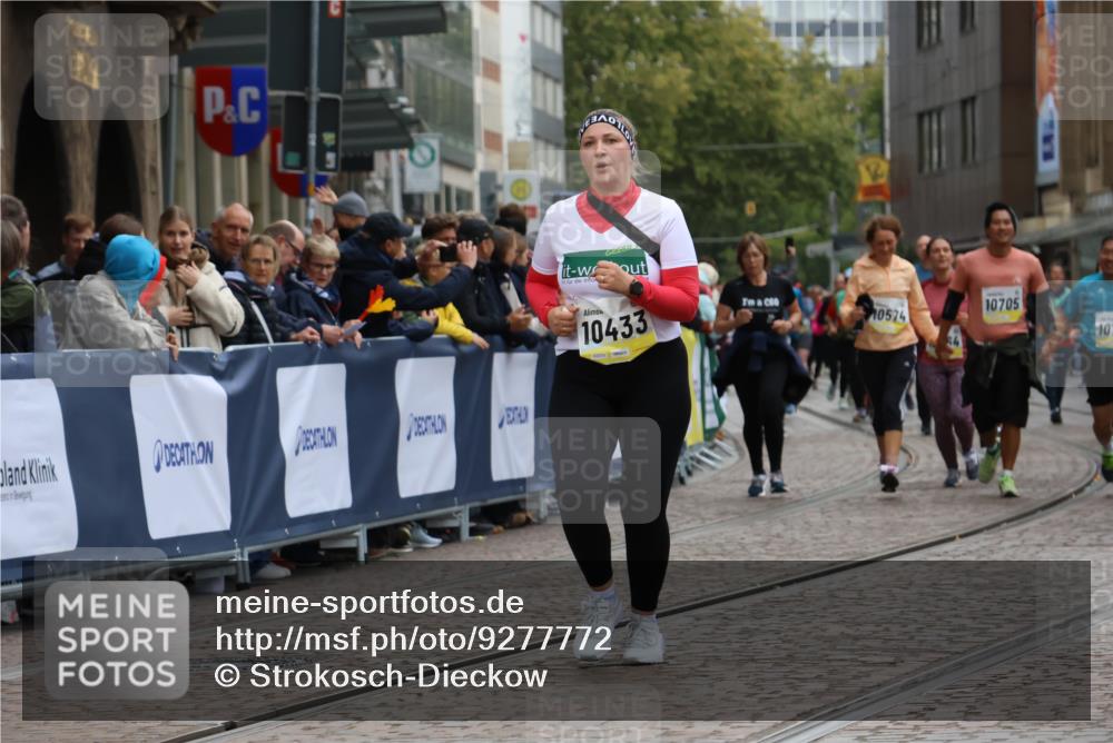 05.10.2025 - 20. swb-Marathon Bremen Strokosch-Dieckow http://msf.ph/oto/9277772 05.10.2025 11:13:32 Ziel 10273, 10433, 11117, 11367 meine-sportfotos.de