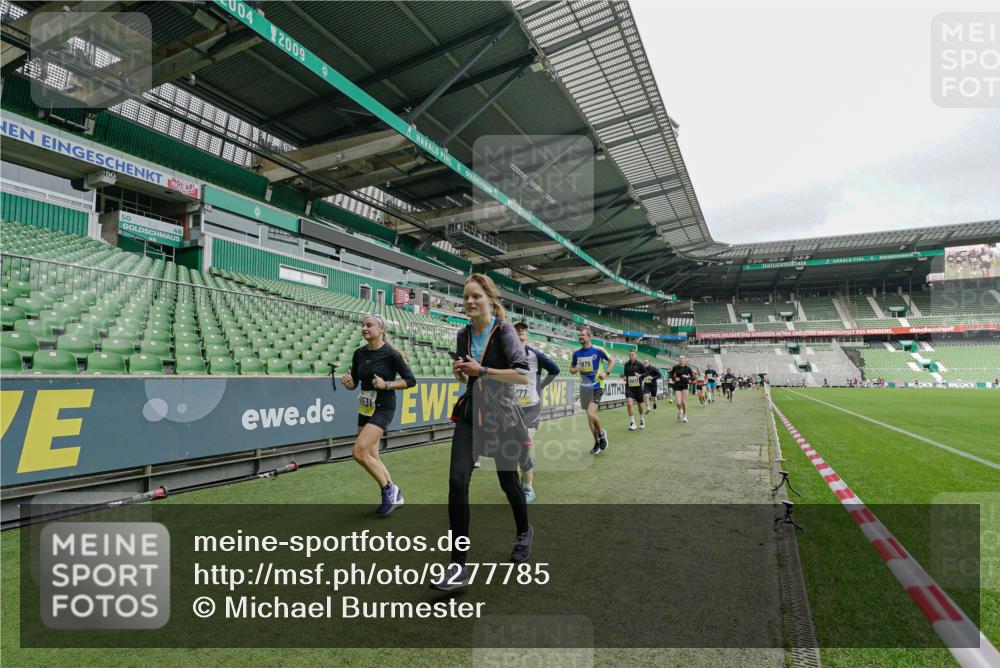 05.10.2025 - 20. swb-Marathon Bremen Michael Burmester http://msf.ph/oto/9277785 05.10.2025 10:30:04 Laufen im Stadion 7202, 8787, 8866, 9014, 9199, 9233, 9240, 9255, 9259, 9261, 9369, 9385, 9435, 9437, 9452, 9485, 9578, 9579, 9583, 9630, 9658, 9674, 9689, 9704, 9740, 9761, 9803, 9832, 9889, 9906, 9924, 9958, 9975, 10022, 10073, 10118, 10159, 10170, 10221, 10246, 10376, 10392, 10400, 10432, 10443, 10507, 10534, 10548, 10673, 10685, 10726, 10781, 10868, 10873, 10877, 10923, 10932, 10951, 10968, 11022, 11091, 11177, 11208, 11288, 11298, 11319, 9556 meine-sportfotos.de