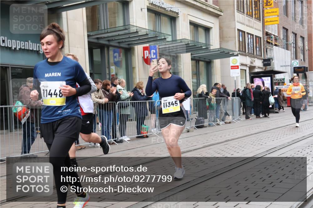 05.10.2025 - 20. swb-Marathon Bremen Strokosch-Dieckow http://msf.ph/oto/9277799 05.10.2025 11:14:29 Ziel 9303, 9861, 9970, 10496, 10602, 10722, 11345, 11448, 11473, 11557, 11607, 9303, 9861, 9970, 10496, 10602, 10722, 11345, 11448, 11473, 11557, 11607 meine-sportfotos.de
