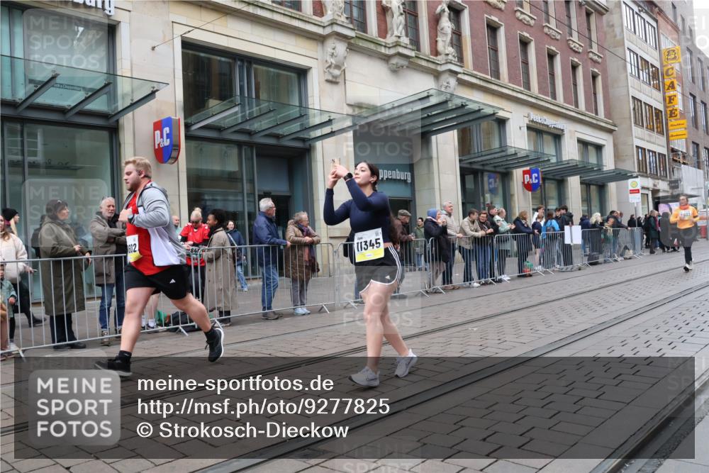05.10.2025 - 20. swb-Marathon Bremen Strokosch-Dieckow http://msf.ph/oto/9277825 05.10.2025 11:14:30 Ziel 9303, 9861, 9970, 10496, 10602, 11345, 11448, 11557, 11607, 9303, 9861, 9970, 10496, 10602, 11345, 11448, 11557, 11607 meine-sportfotos.de