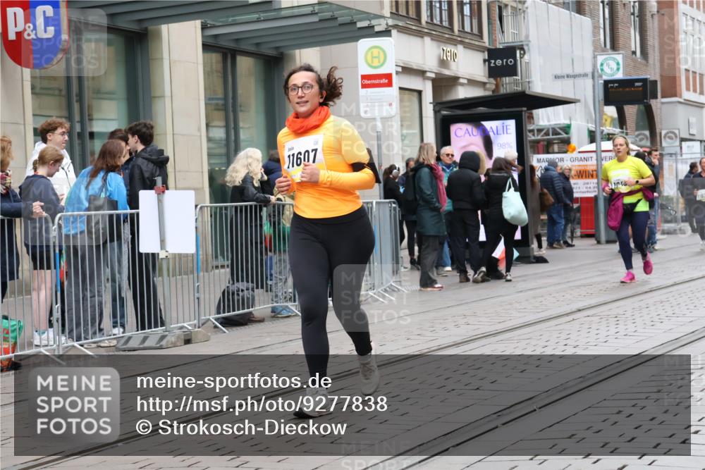 05.10.2025 - 20. swb-Marathon Bremen Strokosch-Dieckow http://msf.ph/oto/9277838 05.10.2025 11:14:32 Ziel 9303, 10496, 10602, 11107, 11345, 11448, 11557, 11607, 9303, 10496, 10602, 11107, 11345, 11448, 11557, 11607 meine-sportfotos.de