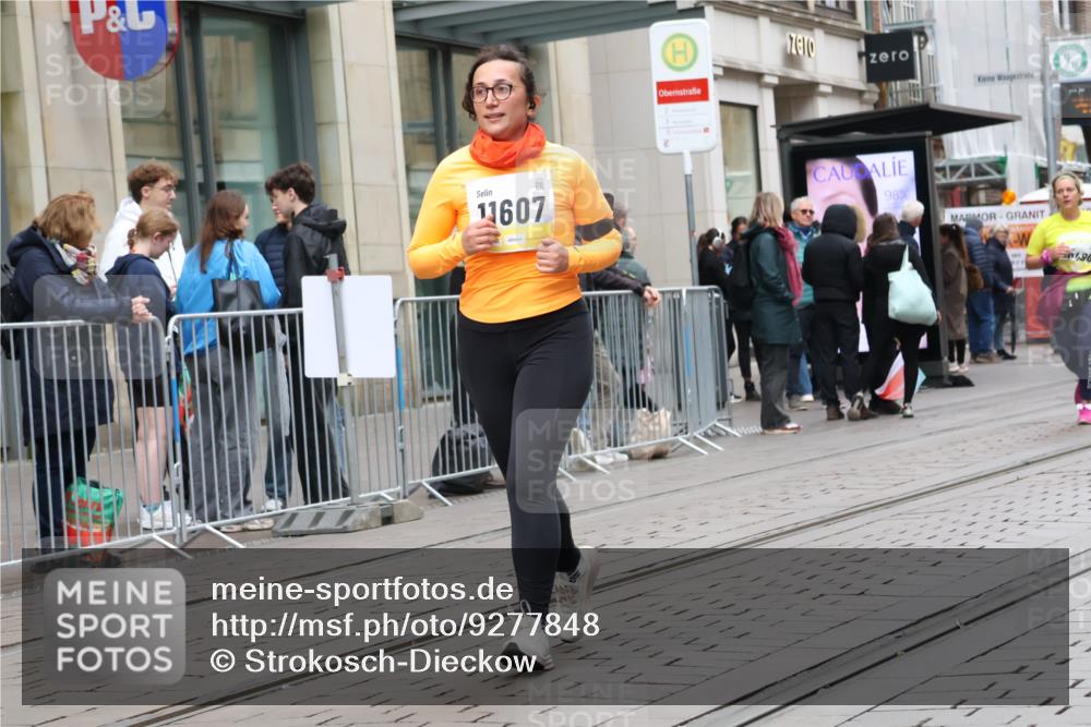 05.10.2025 - 20. swb-Marathon Bremen Strokosch-Dieckow http://msf.ph/oto/9277848 05.10.2025 11:14:33 Ziel 9303, 10496, 10602, 11107, 11345, 11448, 11557, 11607, 9303, 10496, 10602, 11107, 11345, 11448, 11557, 11607 meine-sportfotos.de