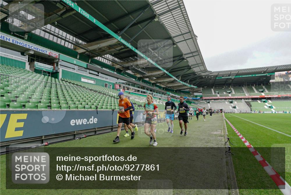 05.10.2025 - 20. swb-Marathon Bremen Michael Burmester http://msf.ph/oto/9277861 05.10.2025 10:30:11 Laufen im Stadion 7202, 7733, 8866, 9014, 9199, 9209, 9233, 9240, 9255, 9259, 9261, 9299, 9317, 9369, 9385, 9435, 9437, 9452, 9485, 9578, 9579, 9583, 9630, 9658, 9663, 9689, 9704, 9740, 9761, 9803, 9832, 9889, 9906, 9966, 9975, 10022, 10043, 10118, 10159, 10170, 10221, 10224, 10227, 10241, 10246, 10346, 10376, 10392, 10432, 10443, 10507, 10534, 10548, 10581, 10584, 10673, 10726, 10781, 10868, 10873, 10877, 10923, 10932, 10968, 11022, 11091, 11177, 11208, 11298, 11319, 8787 meine-sportfotos.de