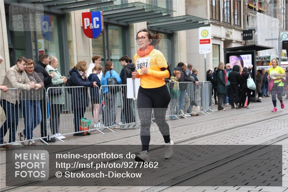 05.10.2025 - 20. swb-Marathon Bremen Strokosch-Dieckow http://msf.ph/oto/9277862 05.10.2025 11:14:33 Ziel 9303, 10496, 10602, 11107, 11345, 11448, 11557, 11607, 9303, 10496, 10602, 11107, 11345, 11448, 11557, 11607 meine-sportfotos.de