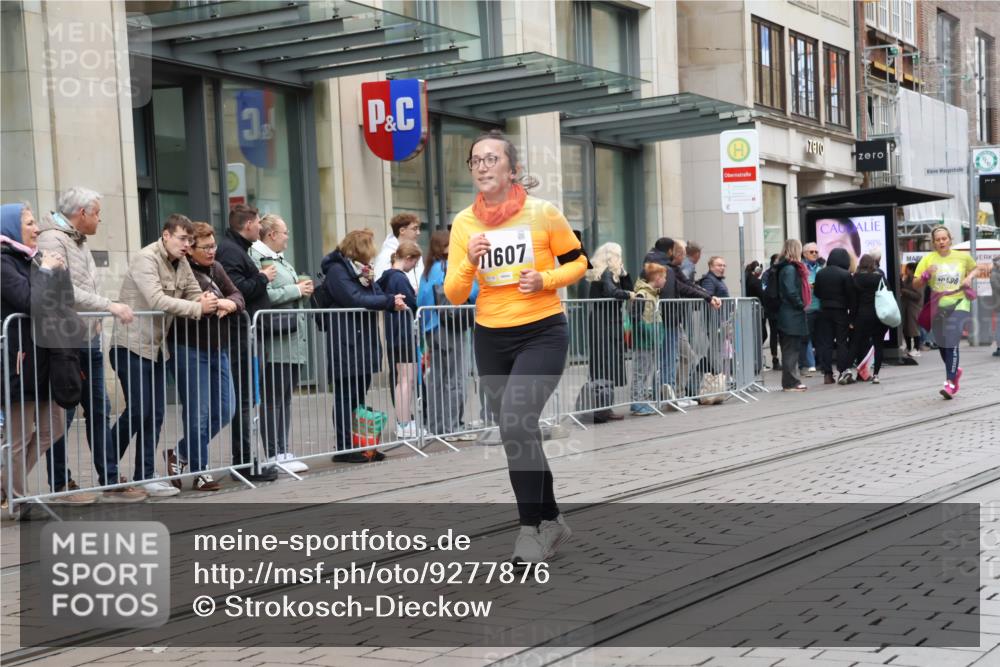 05.10.2025 - 20. swb-Marathon Bremen Strokosch-Dieckow http://msf.ph/oto/9277876 05.10.2025 11:14:33 Ziel 9303, 10496, 10602, 11107, 11345, 11448, 11557, 11607, 9303, 10496, 10602, 11107, 11345, 11448, 11557, 11607 meine-sportfotos.de