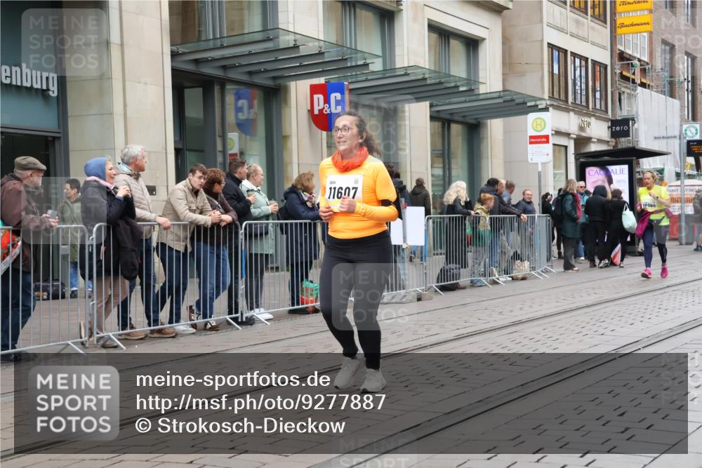 05.10.2025 - 20. swb-Marathon Bremen Strokosch-Dieckow http://msf.ph/oto/9277887 05.10.2025 11:14:34 Ziel 9303, 10496, 10602, 10647, 11107, 11345, 11448, 11557, 11607, 9303, 10496, 10602, 10647, 11107, 11345, 11448, 11557, 11607 meine-sportfotos.de