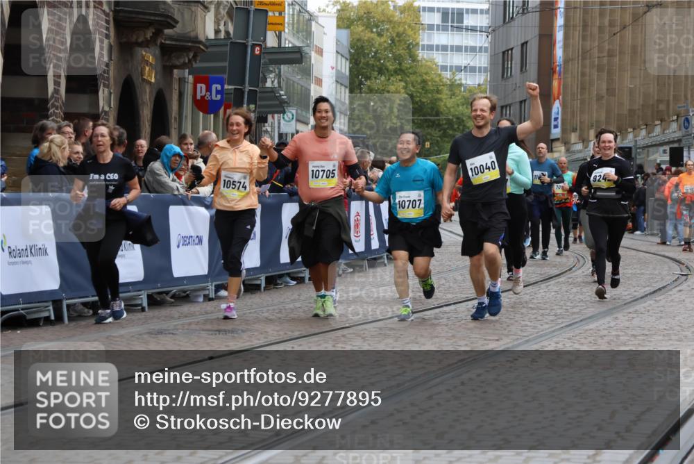 05.10.2025 - 20. swb-Marathon Bremen Strokosch-Dieckow http://msf.ph/oto/9277895 05.10.2025 11:13:38 Ziel 9242, 9899, 10040, 10364, 10433, 10574, 10705, 10707, 10957, 11060, 11068, 11264, 11385 meine-sportfotos.de