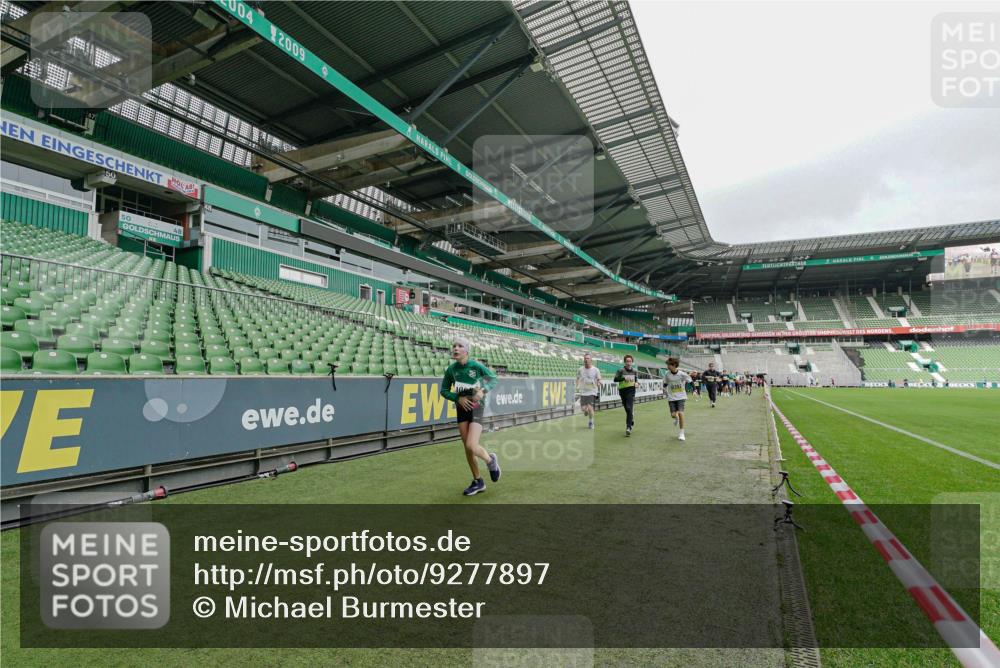 05.10.2025 - 20. swb-Marathon Bremen Michael Burmester http://msf.ph/oto/9277897 05.10.2025 10:30:14 Laufen im Stadion 7202, 7733, 8866, 9014, 9199, 9209, 9233, 9240, 9251, 9255, 9259, 9261, 9299, 9317, 9369, 9385, 9435, 9437, 9452, 9485, 9578, 9579, 9583, 9630, 9658, 9663, 9689, 9704, 9740, 9761, 9803, 9832, 9888, 9889, 9906, 9966, 9975, 10022, 10043, 10118, 10159, 10170, 10221, 10224, 10227, 10241, 10246, 10254, 10346, 10376, 10392, 10432, 10443, 10507, 10534, 10548, 10581, 10584, 10673, 10726, 10781, 10868, 10873, 10877, 10923, 10932, 10968, 11091, 11177, 11208, 11298, 11319, 8787 meine-sportfotos.de