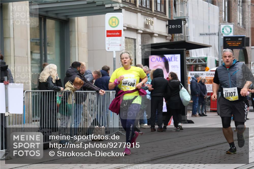 05.10.2025 - 20. swb-Marathon Bremen Strokosch-Dieckow http://msf.ph/oto/9277915 05.10.2025 11:14:35 Ziel 9303, 10496, 10602, 10647, 11107, 11345, 11448, 11557, 11607, 9303, 10496, 10602, 10647, 11107, 11345, 11448, 11557, 11607 meine-sportfotos.de