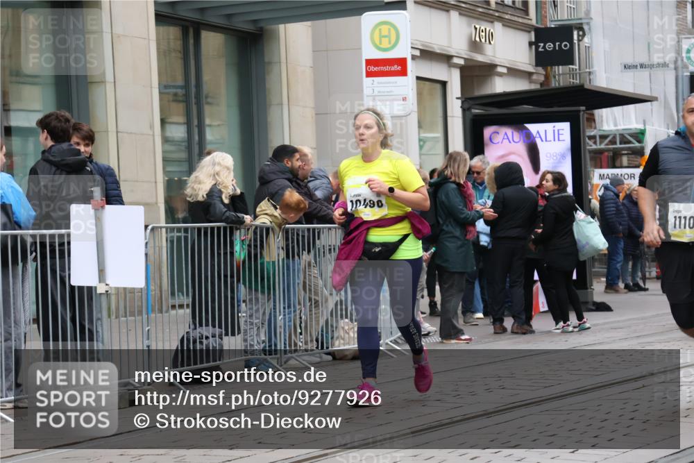 05.10.2025 - 20. swb-Marathon Bremen Strokosch-Dieckow http://msf.ph/oto/9277926 05.10.2025 11:14:36 Ziel 9303, 10496, 10602, 10647, 11107, 11345, 11448, 11557, 11607, 9303, 10496, 10602, 10647, 11107, 11345, 11448, 11557, 11607 meine-sportfotos.de