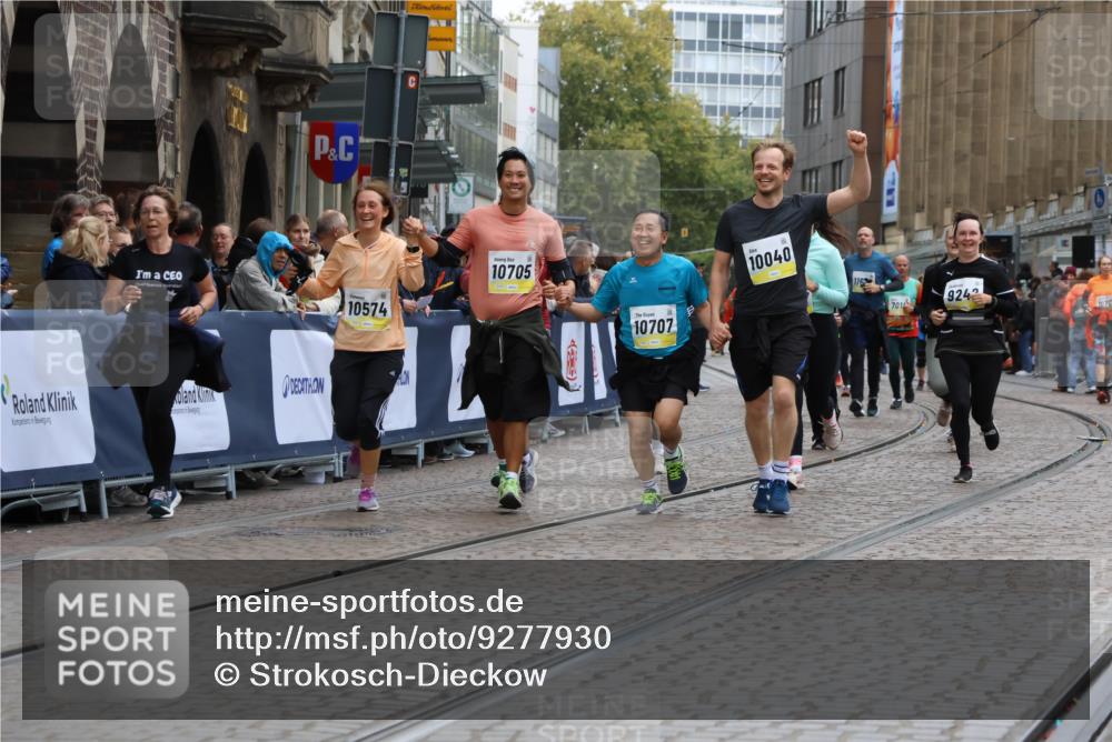 05.10.2025 - 20. swb-Marathon Bremen Strokosch-Dieckow http://msf.ph/oto/9277930 05.10.2025 11:13:38 Ziel 9242, 9899, 10040, 10364, 10433, 10574, 10705, 10707, 10957, 11060, 11068, 11264, 11385 meine-sportfotos.de