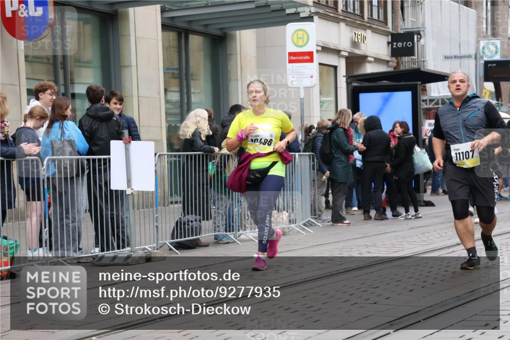 05.10.2025 - 20. swb-Marathon Bremen Strokosch-Dieckow http://msf.ph/oto/9277935 05.10.2025 11:14:36 Ziel 9303, 10496, 10602, 10647, 11107, 11345, 11448, 11557, 11607, 9303, 10496, 10602, 10647, 11107, 11345, 11448, 11557, 11607 meine-sportfotos.de