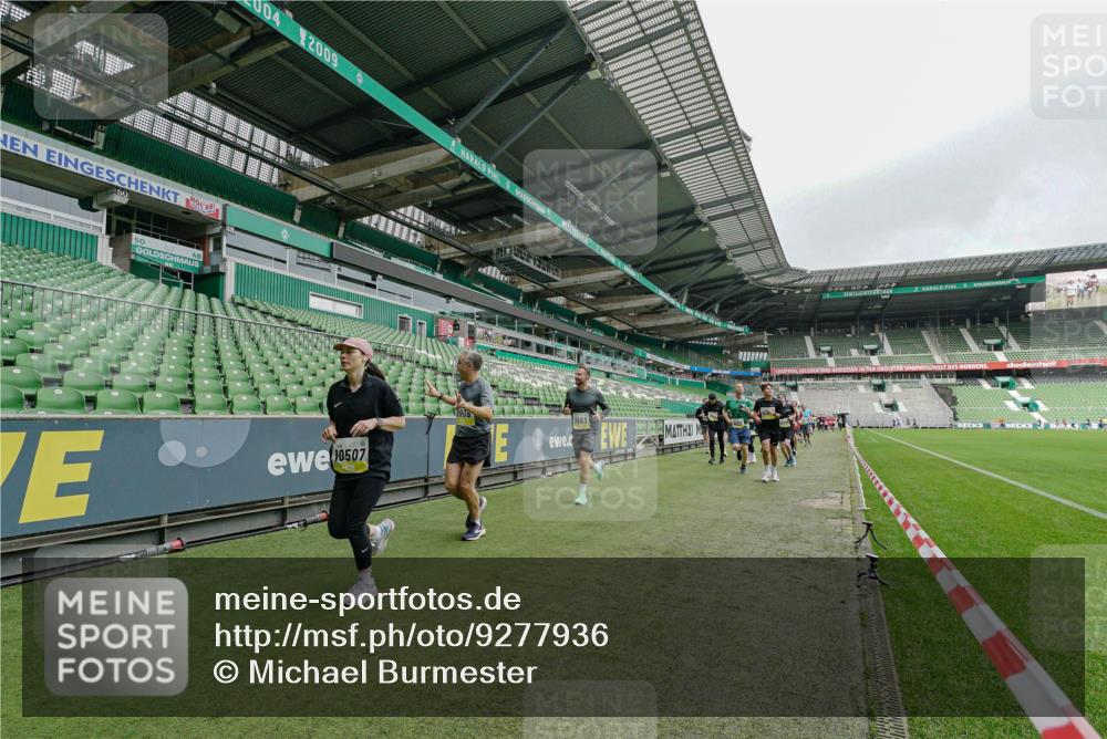 05.10.2025 - 20. swb-Marathon Bremen Michael Burmester http://msf.ph/oto/9277936 05.10.2025 10:30:23 Laufen im Stadion 7202, 7733, 8866, 9014, 9199, 9209, 9230, 9240, 9251, 9255, 9259, 9261, 9299, 9317, 9369, 9435, 9452, 9482, 9485, 9501, 9578, 9579, 9658, 9663, 9740, 9803, 9832, 9888, 9906, 9966, 9975, 9987, 10022, 10043, 10118, 10159, 10170, 10221, 10224, 10227, 10241, 10246, 10254, 10346, 10376, 10378, 10392, 10432, 10443, 10507, 10534, 10548, 10581, 10584, 10625, 10673, 10726, 10781, 10873, 10923, 10932, 11091, 11177, 11298, 11319, 8787 meine-sportfotos.de