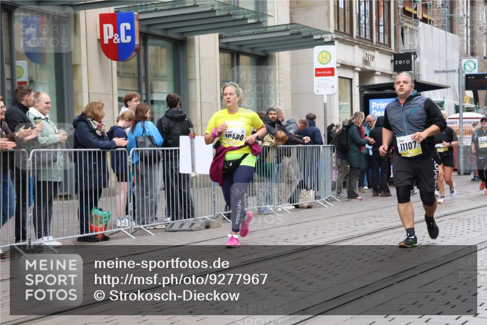 05.10.2025 - 20. swb-Marathon Bremen Strokosch-Dieckow http://msf.ph/oto/9277967 05.10.2025 11:14:37 Ziel 9303, 10496, 10602, 10647, 10984, 11107, 11345, 11448, 11557, 11607, 11635, 9303, 10496, 10602, 10647, 10984, 11107, 11345, 11448, 11557, 11607, 11635 meine-sportfotos.de