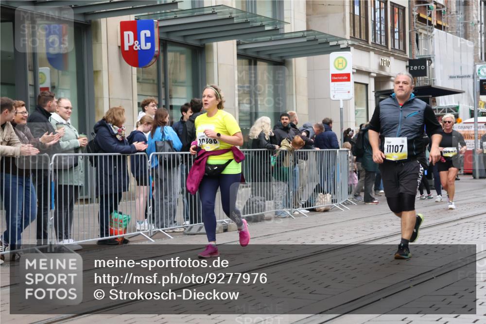 05.10.2025 - 20. swb-Marathon Bremen Strokosch-Dieckow http://msf.ph/oto/9277976 05.10.2025 11:14:37 Ziel 9303, 10496, 10602, 10647, 10984, 11107, 11345, 11448, 11557, 11607, 11635, 9303, 10496, 10602, 10647, 10984, 11107, 11345, 11448, 11557, 11607, 11635 meine-sportfotos.de