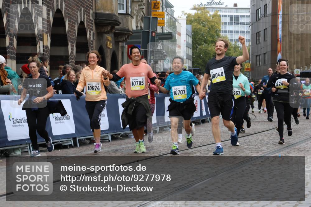 05.10.2025 - 20. swb-Marathon Bremen Strokosch-Dieckow http://msf.ph/oto/9277978 05.10.2025 11:13:39 Ziel 9242, 9899, 10040, 10364, 10433, 10574, 10705, 10707, 10957, 11060, 11068, 11264, 11385 meine-sportfotos.de