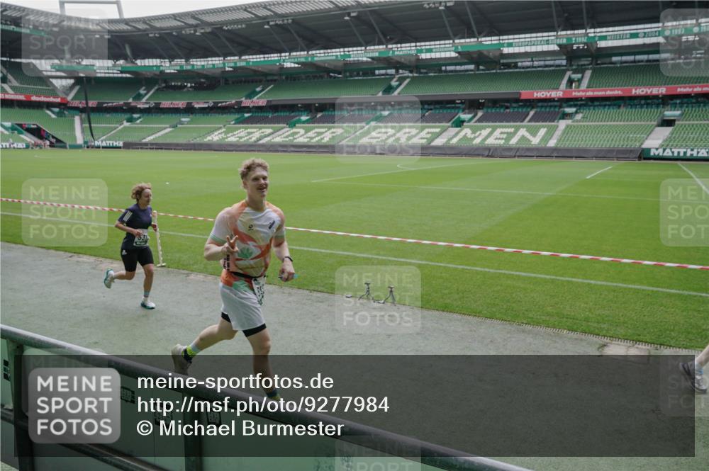 05.10.2025 - 20. swb-Marathon Bremen Michael Burmester http://msf.ph/oto/9277984 05.10.2025 12:58:00 Laufen im Stadion 90, 237, 415, 613, 820, 846, 963, 1317, 1491, 2158, 2234, 2240, 2304, 2522, 2648, 2662, 2821, 2893, 3373, 3396, 3573, 3591, 3602, 3798, 3969, 3977, 4089, 4102, 4287, 4389, 4401, 4446, 4496, 4709, 4747, 4821, 5100, 5149, 5163, 5214, 5313, 5562, 5645, 5728, 5917, 6161, 6317, 6326, 6372, 6486, 6525, 6534, 6535, 6675, 6676, 6999, 7053, 7588, 7731, 7813, 7911, 7940, 8023, 8091, 8113, 8128, 8328, 8576, 8801, 8827, 8964, 8993, 9151, 9983, 11658, 246, 305, 833, 1382, 2522 meine-sportfotos.de