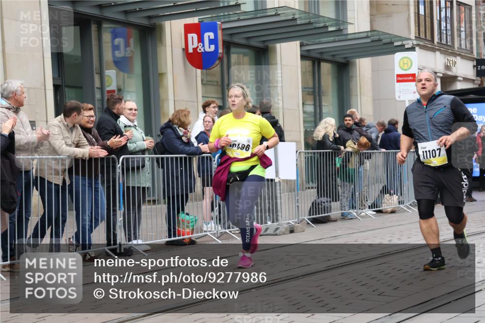 05.10.2025 - 20. swb-Marathon Bremen Strokosch-Dieckow http://msf.ph/oto/9277986 05.10.2025 11:14:38 Ziel 9303, 10496, 10602, 10647, 10984, 11107, 11345, 11448, 11557, 11607, 11635, 9303, 10496, 10602, 10647, 10984, 11107, 11345, 11448, 11557, 11607, 11635 meine-sportfotos.de