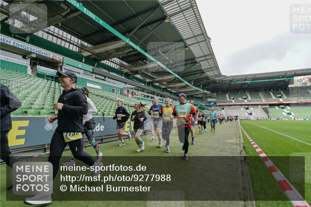 05.10.2025 - 20. swb-Marathon Bremen Michael Burmester http://msf.ph/oto/9277988 05.10.2025 10:30:28 Laufen im Stadion 7202, 7733, 9014, 9199, 9209, 9214, 9230, 9240, 9251, 9255, 9259, 9261, 9299, 9317, 9333, 9369, 9399, 9435, 9452, 9482, 9501, 9578, 9579, 9658, 9663, 9787, 9803, 9832, 9888, 9894, 9906, 9966, 9975, 9987, 10022, 10043, 10066, 10159, 10170, 10221, 10224, 10227, 10241, 10246, 10251, 10254, 10346, 10376, 10378, 10380, 10392, 10432, 10443, 10507, 10548, 10556, 10581, 10584, 10625, 10673, 10726, 10781, 10873, 10923, 10932, 11091, 11177, 11298, 11319, 9014, 9369, 10170 meine-sportfotos.de